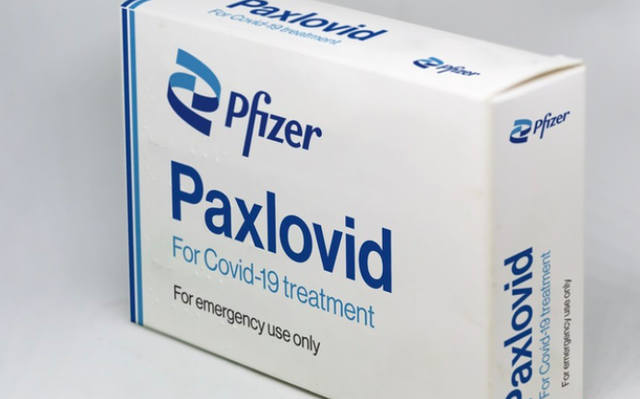 Hộp viên uống chống COVID-19 Paxlovid của Pfizer