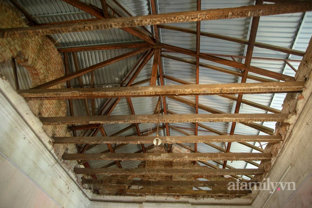 Biệt thự cổ gần 1.000 m2 trên khu đất kim cương ở trung tâm Hà Nội bị bỏ hoang nhiều năm, giờ thành nơi nuôi gà chờ ngày lung linh trở lại - Ảnh 13.