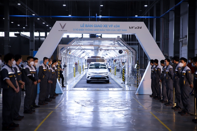 Những chiếc VF e34 đầu tiên của VinFast chính thức lăn bánh, khai mở kỷ nguyên ô tô điện của Việt Nam - Ảnh 7.