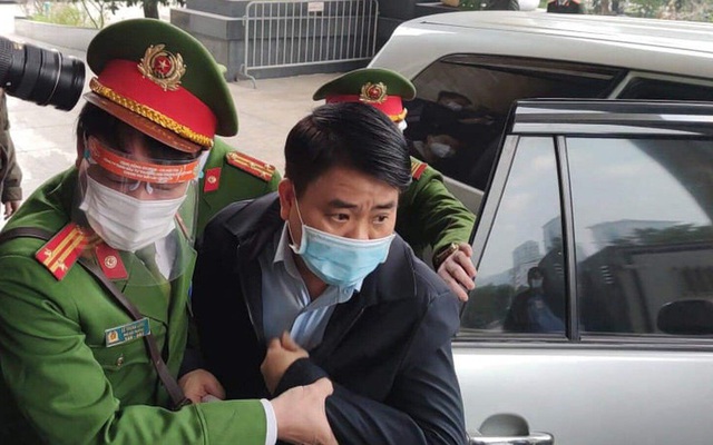 Ông Nguyễn Đức Chung được dẫn giải đến tòa hồi tháng 12/2021.