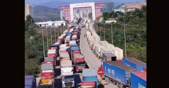  Cửa khẩu Lào ùn ứ hệt Lạng Sơn: Trung Quốc thông quan nhỏ giọt, xe container nối đuôi 20km - Ảnh 1.