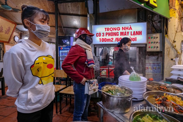 Buồn như chủ quán ở 8 quận vùng cam Hà Nội: Một năm đen tối cứ mở cửa vài bữa lại phải đóng, đến giờ gần Tết vẫn bị bóng ma dịch bệnh đeo bám - Ảnh 4.