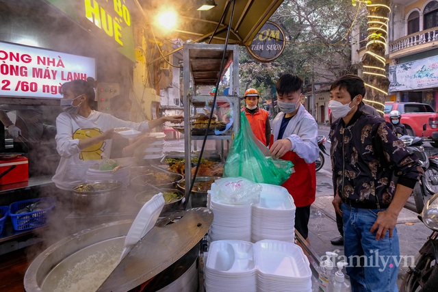 Buồn như chủ quán ở 8 quận vùng cam Hà Nội: Một năm đen tối cứ mở cửa vài bữa lại phải đóng, đến giờ gần Tết vẫn bị bóng ma dịch bệnh đeo bám - Ảnh 10.