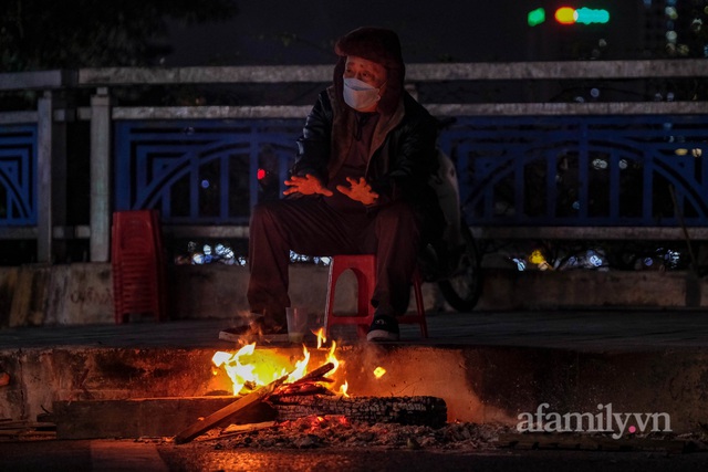 Khi Hà Nội không đẹp nhất về đêm: Những phận đời lam lũ thêm co ro trong cái rét kỷ lục, gió cắt da cắt thịt vẫn gồng mình nặng trĩu gánh mưu sinh - Ảnh 2.