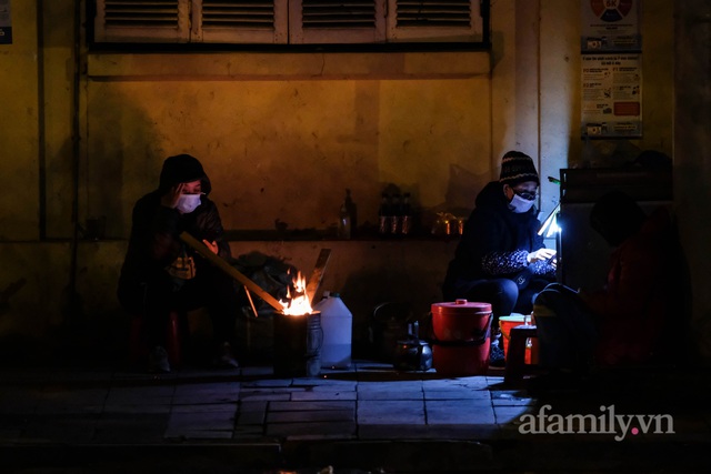 Khi Hà Nội không đẹp nhất về đêm: Những phận đời lam lũ thêm co ro trong cái rét kỷ lục, gió cắt da cắt thịt vẫn gồng mình nặng trĩu gánh mưu sinh - Ảnh 9.