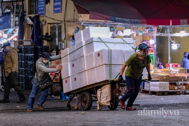 Khi Hà Nội không đẹp nhất về đêm: Những phận đời lam lũ thêm co ro trong cái rét kỷ lục, gió cắt da cắt thịt vẫn gồng mình nặng trĩu gánh mưu sinh - Ảnh 10.