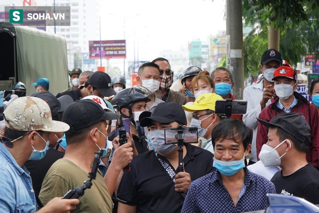  Công an giải tán đám đông vây kín bà Phương Hằng trong vụ xét xử kẻ xin đểu 2 triệu - Ảnh 2.
