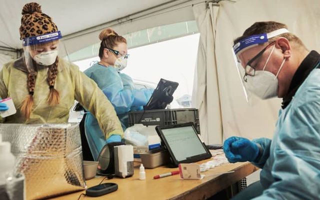 Nhân viên y tế chuẩn bị xét nghiệm COVID-19 tại một địa điểm xét nghiệm ở Omaha, Nebraska, vào ngày 10 tháng 11 năm 2021. Ảnh: Dan Brouillette | Bloomberg | Getty Images.