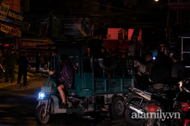NÓNG: Đang cháy lớn kho vải chợ Ninh Hiệp, hàng trăm người dân hốt hoảng bỏ chạy - Ảnh 1.