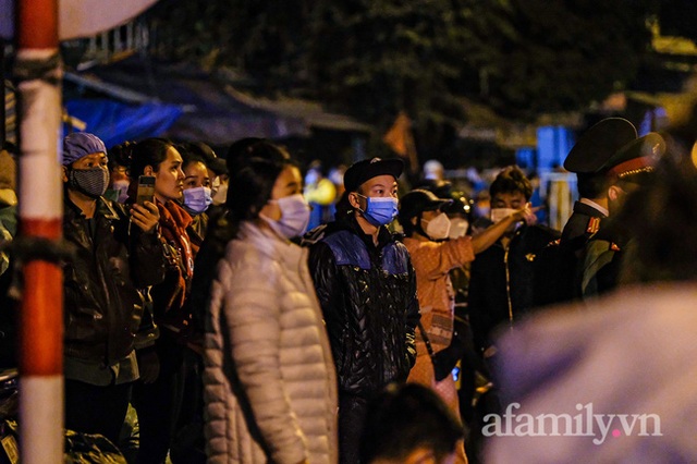 NÓNG: Đang cháy lớn kho vải chợ Ninh Hiệp, hàng trăm người dân hốt hoảng bỏ chạy - Ảnh 2.