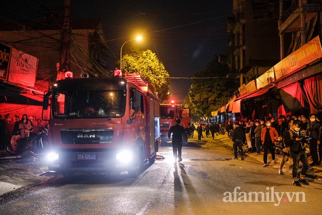 NÓNG: Đang cháy lớn kho vải chợ Ninh Hiệp, hàng trăm người dân hốt hoảng bỏ chạy - Ảnh 4.
