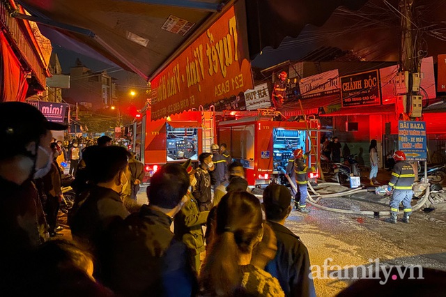 NÓNG: Đang cháy lớn kho vải chợ Ninh Hiệp, hàng trăm người dân hốt hoảng bỏ chạy - Ảnh 5.