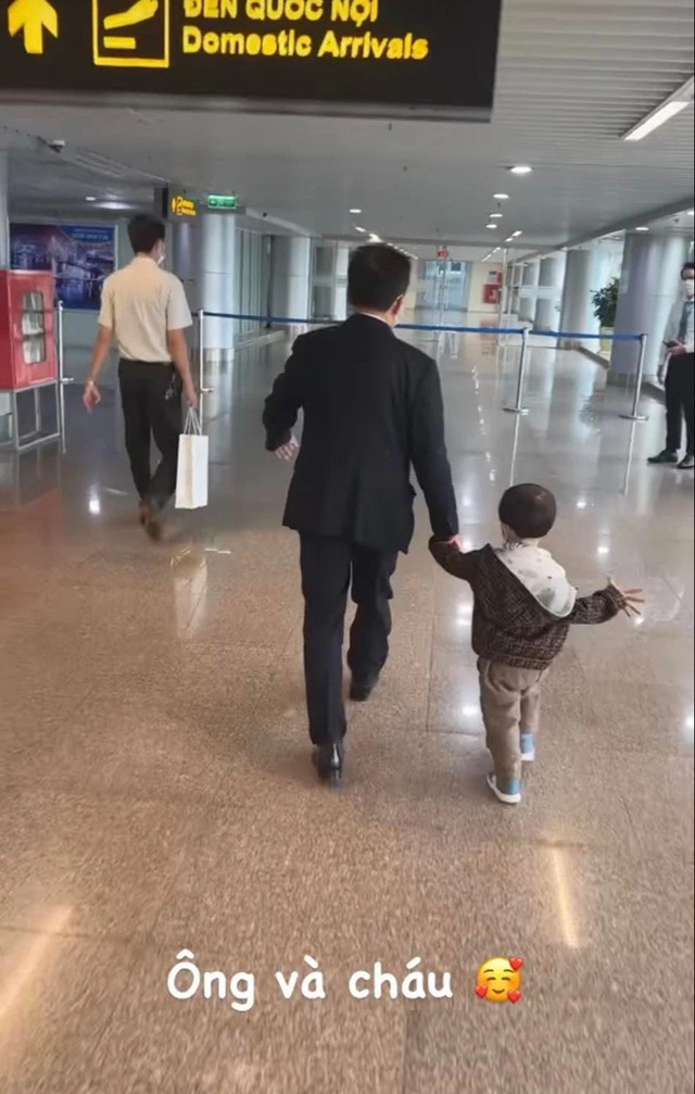 Ông trùm bóng đá Việt nắm tay cháu nội tung tăng trong sân bay, bận rộn với cơ ngơi nghìn tỷ nhưng thời gian dành cho cháu vẫn ưu tiên - Ảnh 1. Ông trùm bóng đá Việt nắm tay cháu nội tung tăng trong sân bay, bận rộn với cơ ngơi nghìn tỷ nhưng thời gian dành cho cháu vẫn ưu tiên - Ảnh 1.