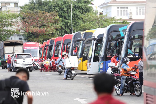 Bến xe Hà Nội - TP.HCM ngày cuối năm vắng hoe, tài xế chán nản: 20 năm chạy xe chưa bao giờ thấy cảnh này - Ảnh 21.