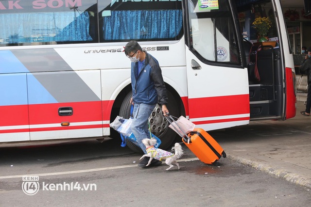 Bến xe Hà Nội - TP.HCM ngày cuối năm vắng hoe, tài xế chán nản: 20 năm chạy xe chưa bao giờ thấy cảnh này - Ảnh 25.