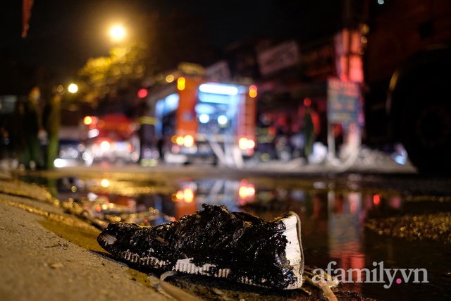 Đêm cuối năm không ngủ của tiểu thương chợ Ninh Hiệp: Người khóc đỏ mắt vì hàng tỷ đồng bị bà hỏa nuốt trọn, người may mắn kịp tháo chạy cũng chẳng thể thở phào - Ảnh 8.