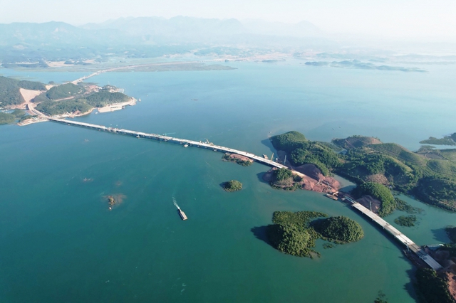 Hợp long cây cầu dài nhất Quảng Ninh trong thời gian thi công ngắn kỷ lục - Ảnh 1.