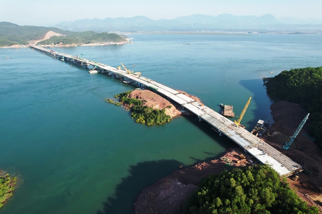 Hợp long cây cầu dài nhất Quảng Ninh trong thời gian thi công ngắn kỷ lục - Ảnh 2.