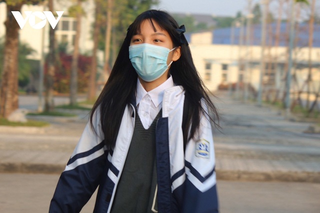  Hàng ngàn học sinh lớp 12 của Hà Nội đi học trực tiếp sau nhiều tháng nghỉ dịch - Ảnh 15.