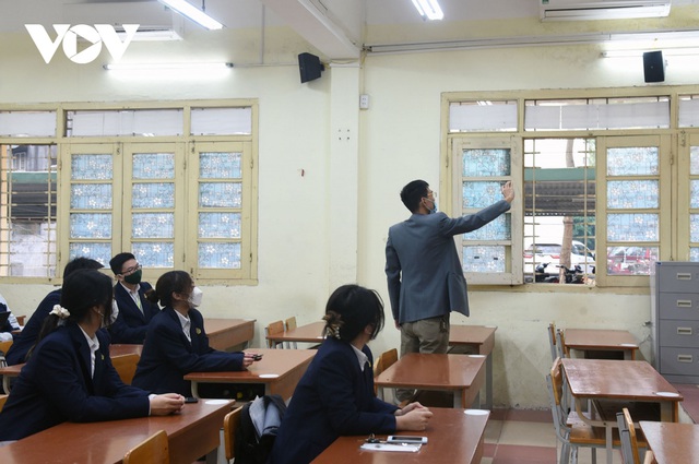  Hàng ngàn học sinh lớp 12 của Hà Nội đi học trực tiếp sau nhiều tháng nghỉ dịch - Ảnh 5.