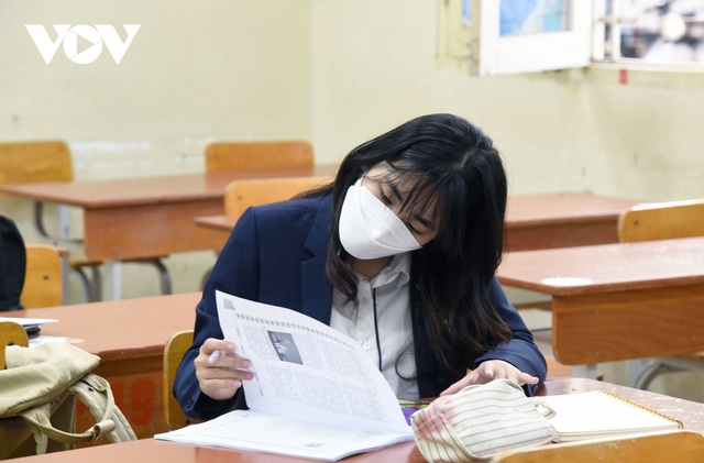  Hàng ngàn học sinh lớp 12 của Hà Nội đi học trực tiếp sau nhiều tháng nghỉ dịch - Ảnh 6.
