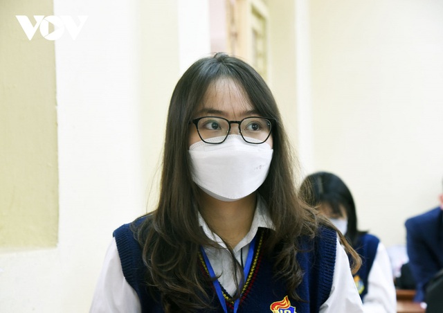  Hàng ngàn học sinh lớp 12 của Hà Nội đi học trực tiếp sau nhiều tháng nghỉ dịch - Ảnh 7.