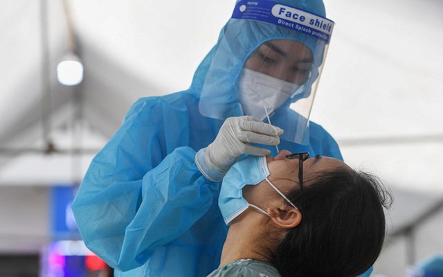 Nhân viên y tế lấy mẫu cho người dân Hà Nội.