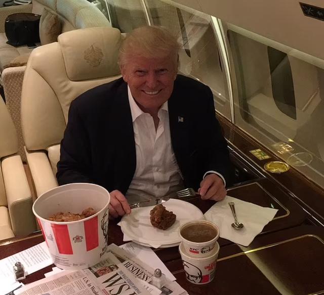  Ông Trump nghiện một món ăn rất bình dân, lúc nằm viện chữa COVID cũng bắt mang đến - Ảnh 2.