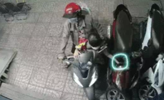 Góc bức xúc: Mẹ nghiêng xe máy, cố tình tạo cơ hội cho con gái nhỏ trộm đồ của người khác - Ảnh 2.