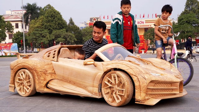 Ông bố Bắc Ninh chế tạo ‘siêu xe’ bằng gỗ để con trai vi vu trên đường - Ảnh 1.