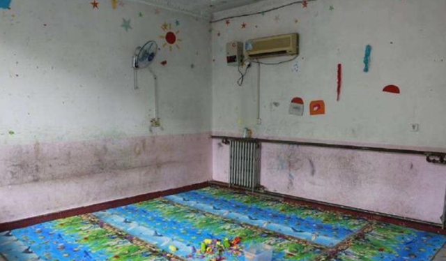 Mẹ ơi, con đau quá - Bé gái 3 tuổi nắm chặt quần sau khi tan học, bà mẹ lật ngược quần ra liền bật khóc - Ảnh 2.