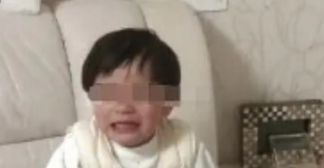 Mẹ ơi, con đau quá - Bé gái 3 tuổi nắm chặt quần sau khi tan học, bà mẹ lật ngược quần ra liền bật khóc - Ảnh 3.