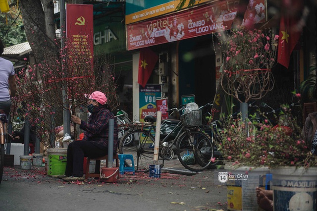 Khung cảnh những khu chợ Tết lớn nhất tại Hà Nội: Vắng vẻ hơn mọi năm nhưng không khí đón năm mới vẫn tràn đầy! - Ảnh 1.