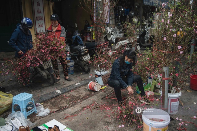 Khung cảnh những khu chợ Tết lớn nhất tại Hà Nội: Vắng vẻ hơn mọi năm nhưng không khí đón năm mới vẫn tràn đầy! - Ảnh 2.