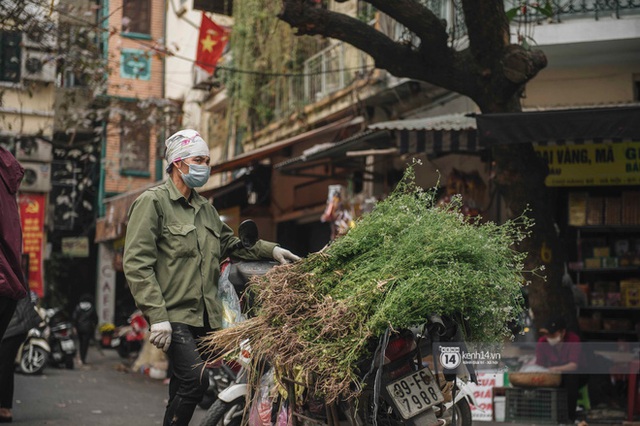 Khung cảnh những khu chợ Tết lớn nhất tại Hà Nội: Vắng vẻ hơn mọi năm nhưng không khí đón năm mới vẫn tràn đầy! - Ảnh 13.