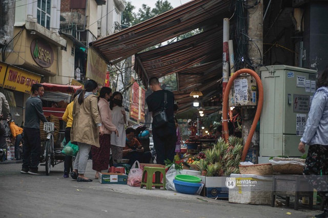 Khung cảnh những khu chợ Tết lớn nhất tại Hà Nội: Vắng vẻ hơn mọi năm nhưng không khí đón năm mới vẫn tràn đầy! - Ảnh 17.