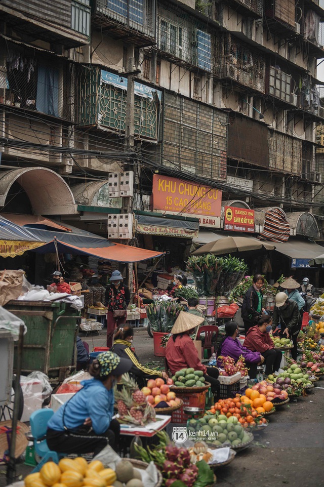 Khung cảnh những khu chợ Tết lớn nhất tại Hà Nội: Vắng vẻ hơn mọi năm nhưng không khí đón năm mới vẫn tràn đầy! - Ảnh 21.