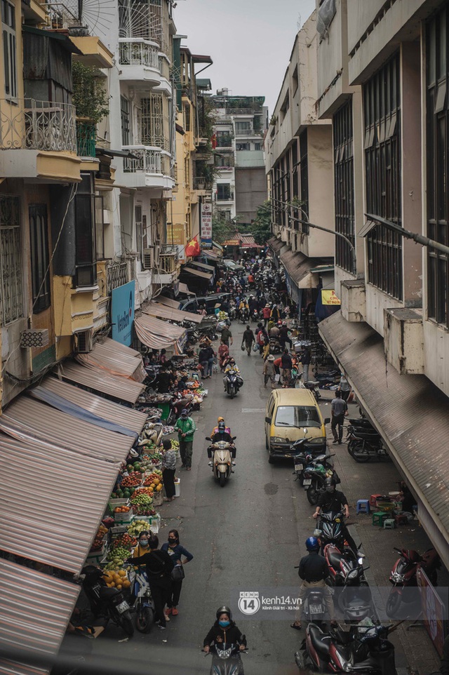 Khung cảnh những khu chợ Tết lớn nhất tại Hà Nội: Vắng vẻ hơn mọi năm nhưng không khí đón năm mới vẫn tràn đầy! - Ảnh 22.