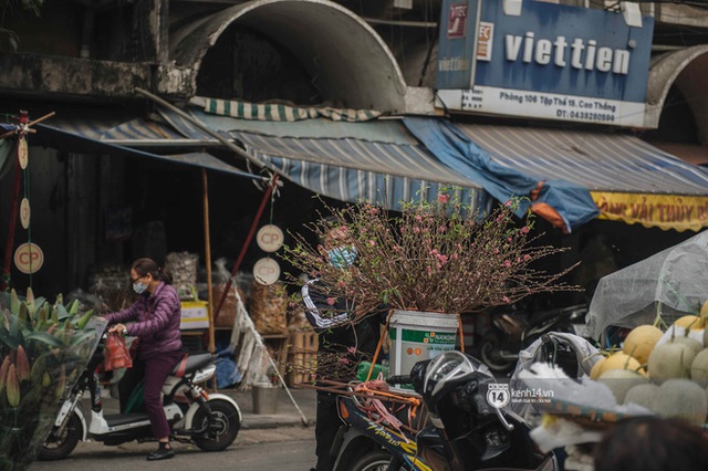 Khung cảnh những khu chợ Tết lớn nhất tại Hà Nội: Vắng vẻ hơn mọi năm nhưng không khí đón năm mới vẫn tràn đầy! - Ảnh 23.