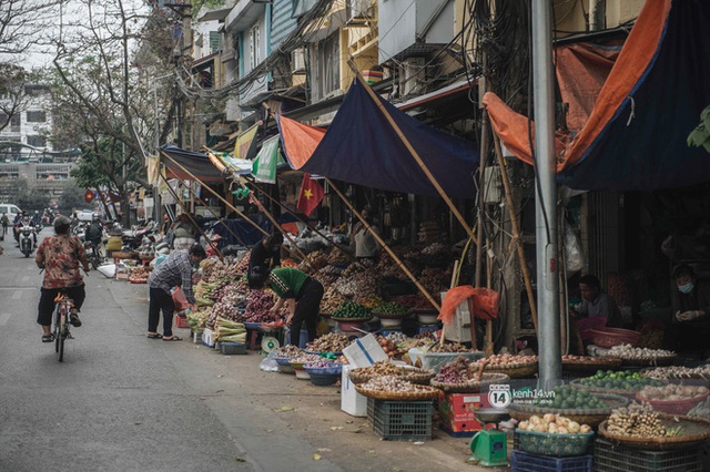 Khung cảnh những khu chợ Tết lớn nhất tại Hà Nội: Vắng vẻ hơn mọi năm nhưng không khí đón năm mới vẫn tràn đầy! - Ảnh 24.