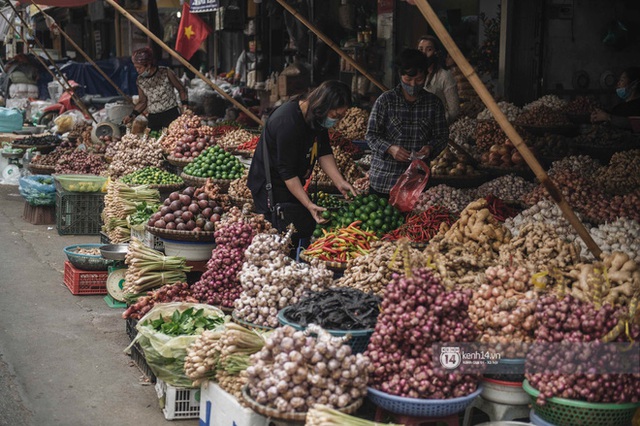 Khung cảnh những khu chợ Tết lớn nhất tại Hà Nội: Vắng vẻ hơn mọi năm nhưng không khí đón năm mới vẫn tràn đầy! - Ảnh 25.