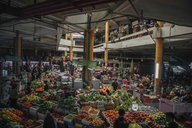 Khung cảnh những khu chợ Tết lớn nhất tại Hà Nội: Vắng vẻ hơn mọi năm nhưng không khí đón năm mới vẫn tràn đầy! - Ảnh 28.