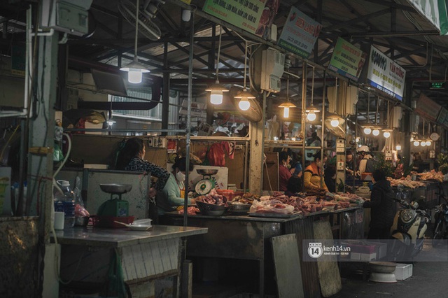 Khung cảnh những khu chợ Tết lớn nhất tại Hà Nội: Vắng vẻ hơn mọi năm nhưng không khí đón năm mới vẫn tràn đầy! - Ảnh 31.