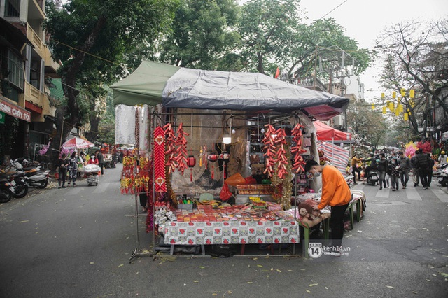 Khung cảnh những khu chợ Tết lớn nhất tại Hà Nội: Vắng vẻ hơn mọi năm nhưng không khí đón năm mới vẫn tràn đầy! - Ảnh 5.