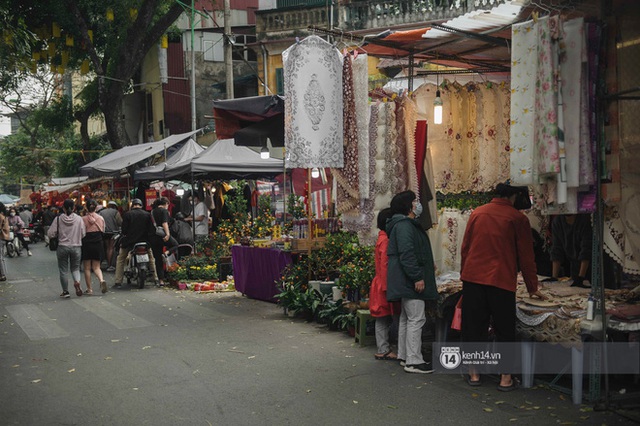 Khung cảnh những khu chợ Tết lớn nhất tại Hà Nội: Vắng vẻ hơn mọi năm nhưng không khí đón năm mới vẫn tràn đầy! - Ảnh 6.