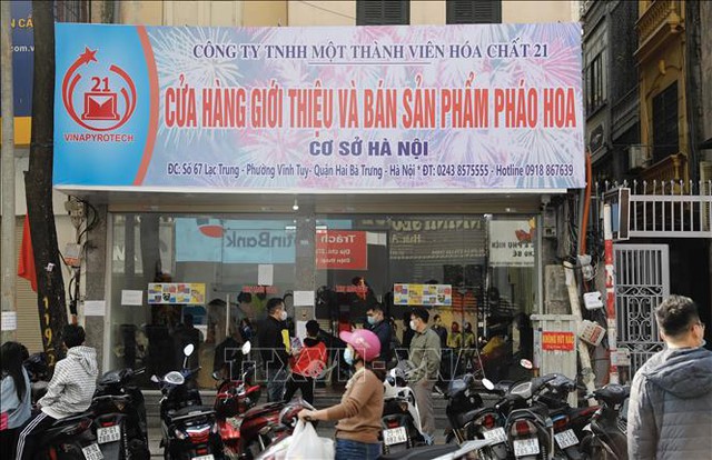  Pháo hoa câm đắt hàng ngày 30 Tết  - Ảnh 1.