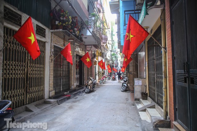 Phố phường Hà Nội rực rỡ cờ đỏ sao vàng ngày 30 Tết - Ảnh 1.