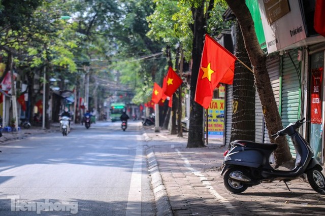 Phố phường Hà Nội rực rỡ cờ đỏ sao vàng ngày 30 Tết - Ảnh 2.