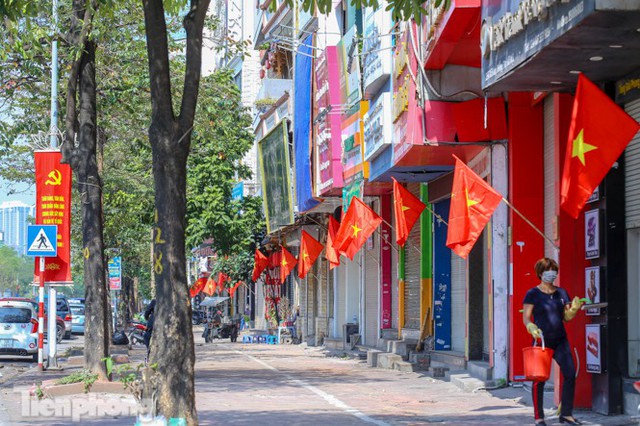 Phố phường Hà Nội rực rỡ cờ đỏ sao vàng ngày 30 Tết - Ảnh 11.