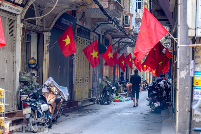 Phố phường Hà Nội rực rỡ cờ đỏ sao vàng ngày 30 Tết - Ảnh 12.